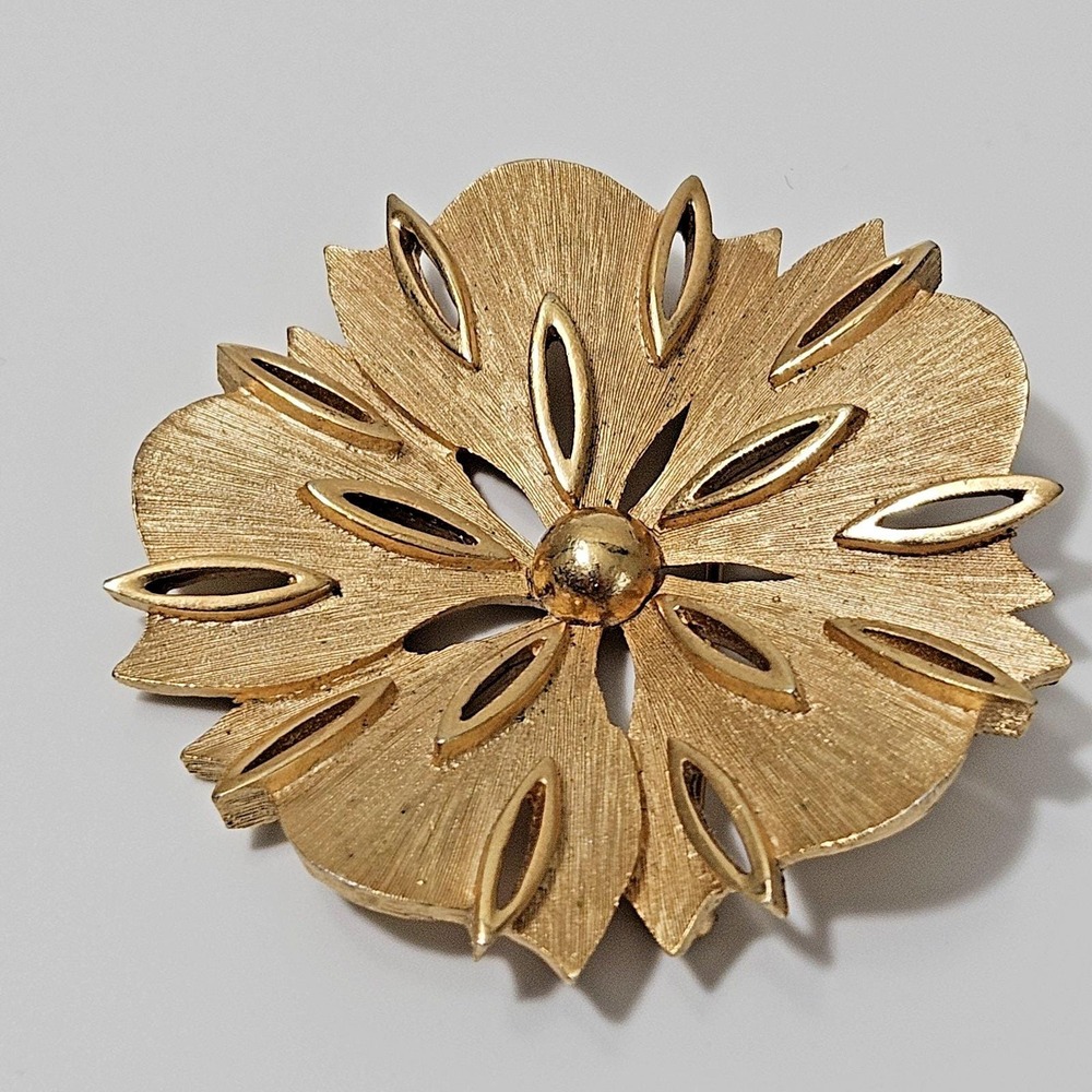 Crown Trifari Brooch Brushed Goldtone Flower Pin Floral - Picture 2 of 9